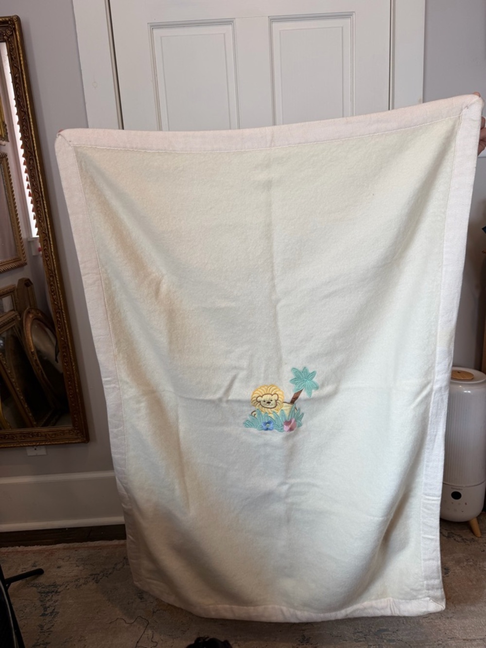 Compagnia Lane 100% Mongolian Cashmere Cream Blanket with Lion Embroidery